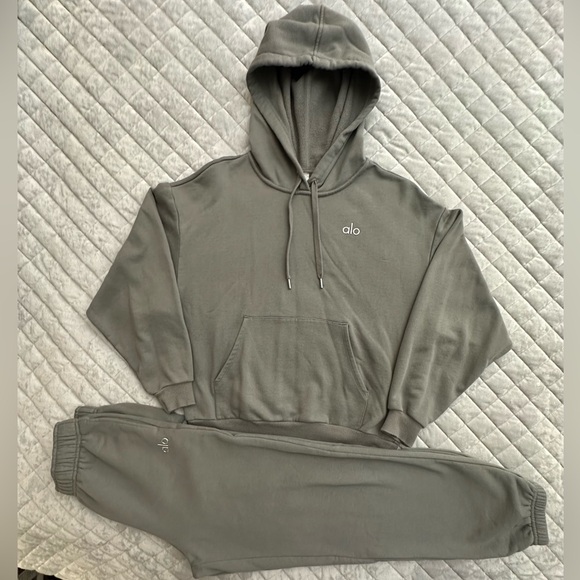 Alo Accolade Sweat Set - Picture 2 of 6